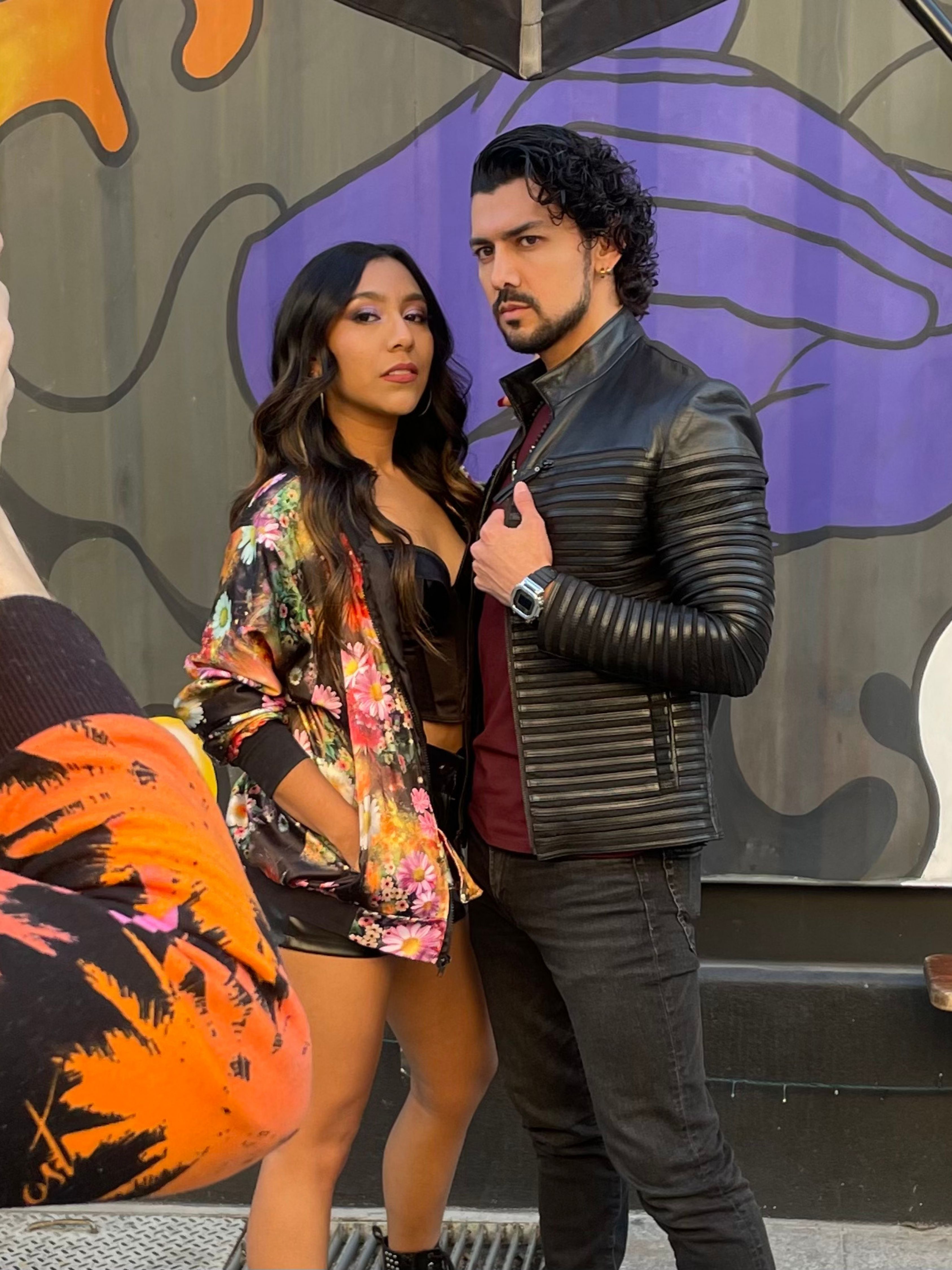 Alyna junto a un participante durante una producción audiovisual